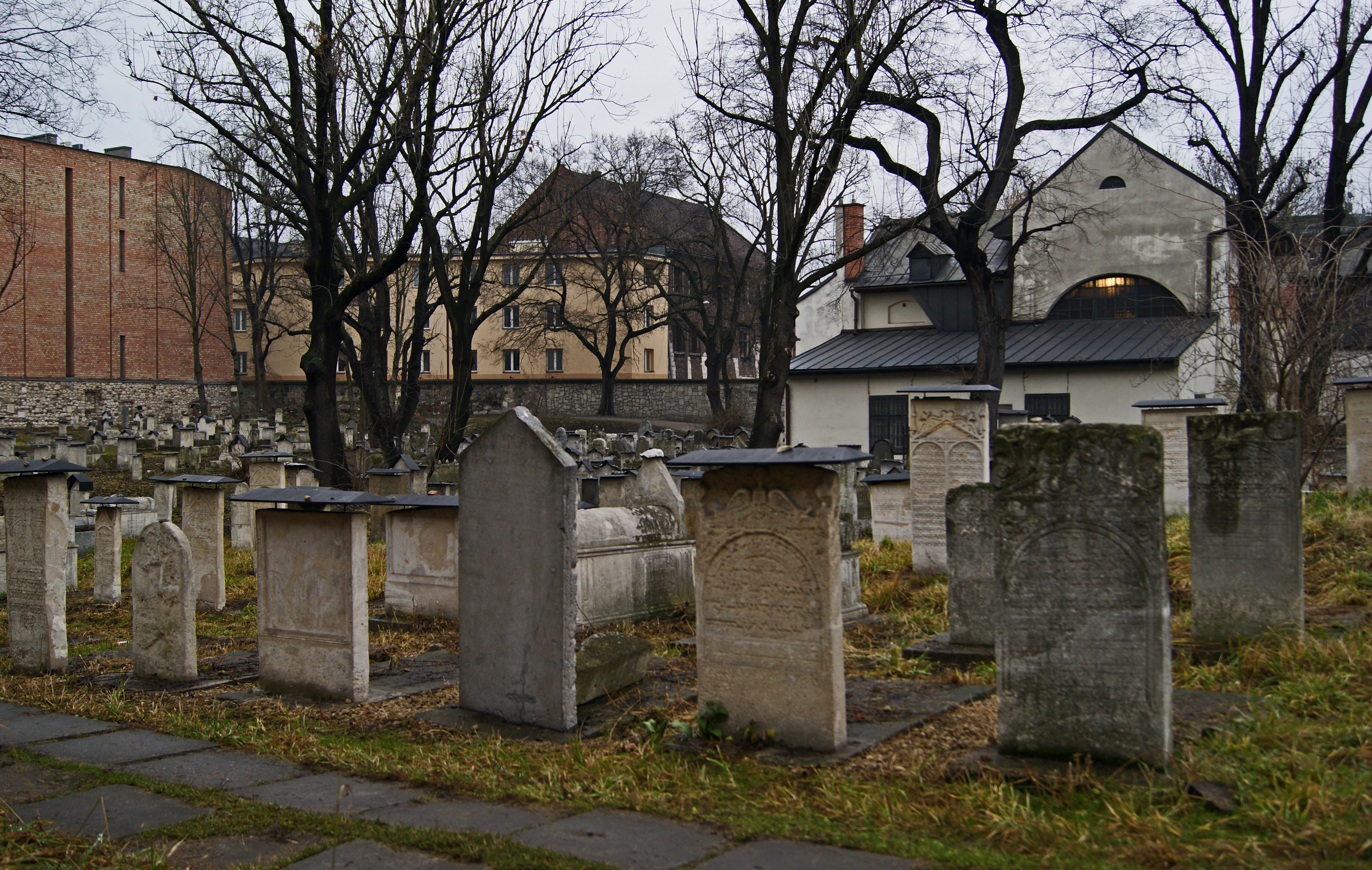 Cmentarz Remuh na Kazimierzu. Widok od ul. Jakuba. Światło w oknie synagogi Remuh (fot. Zygmunt Put/Wikipedia) 