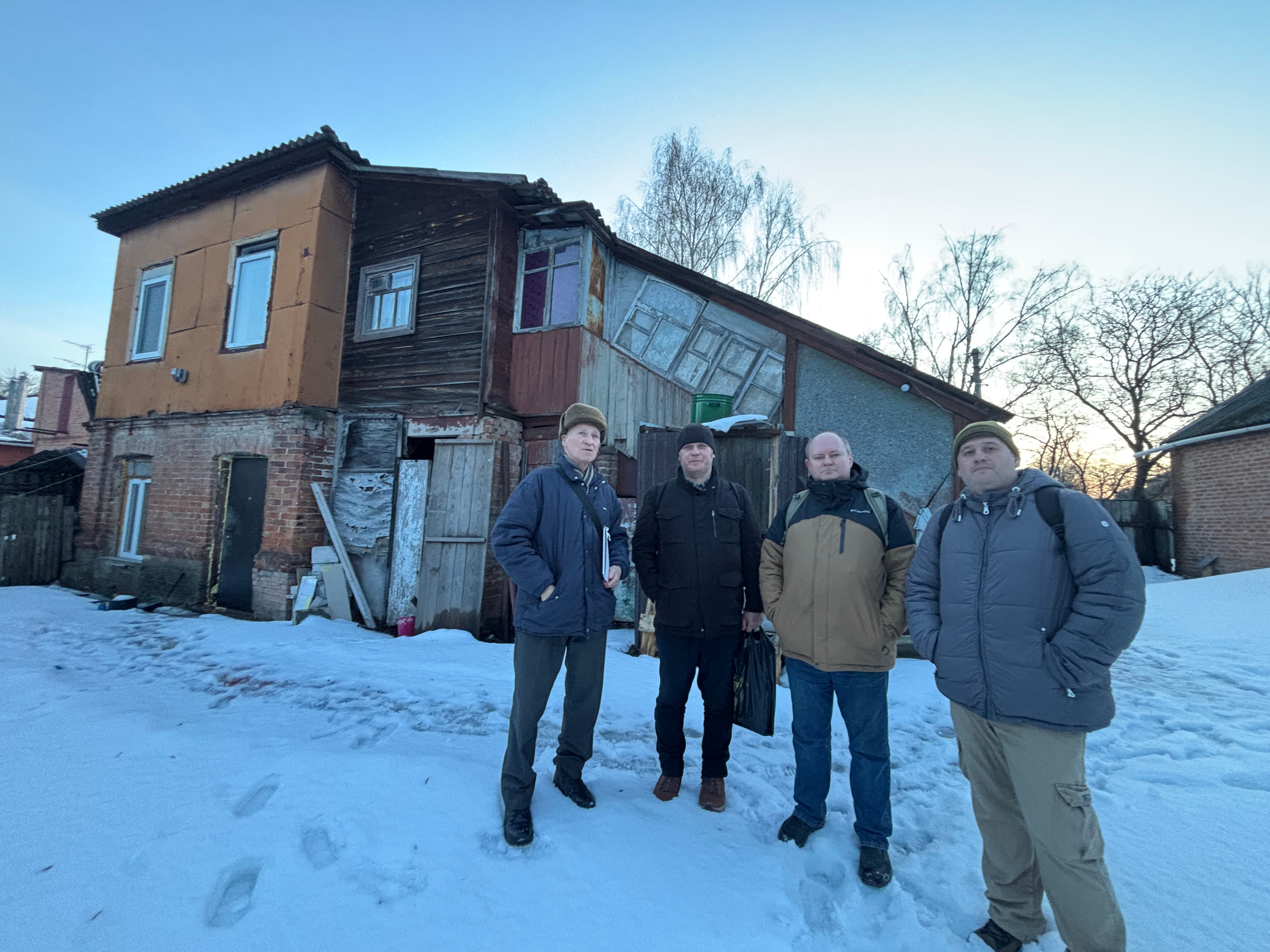 Od lewej: Wołodymyr Panczenko lokalny romeński krajoznawca, dr Maksym Potapenko z Uniwersytetu w Nieżynie, prof. Siergiej Degtyarev z Uniwersytetu w Sumach oraz dr Mateusz Kamionka (w tle domu, w którym urodził się A.Potebnia)