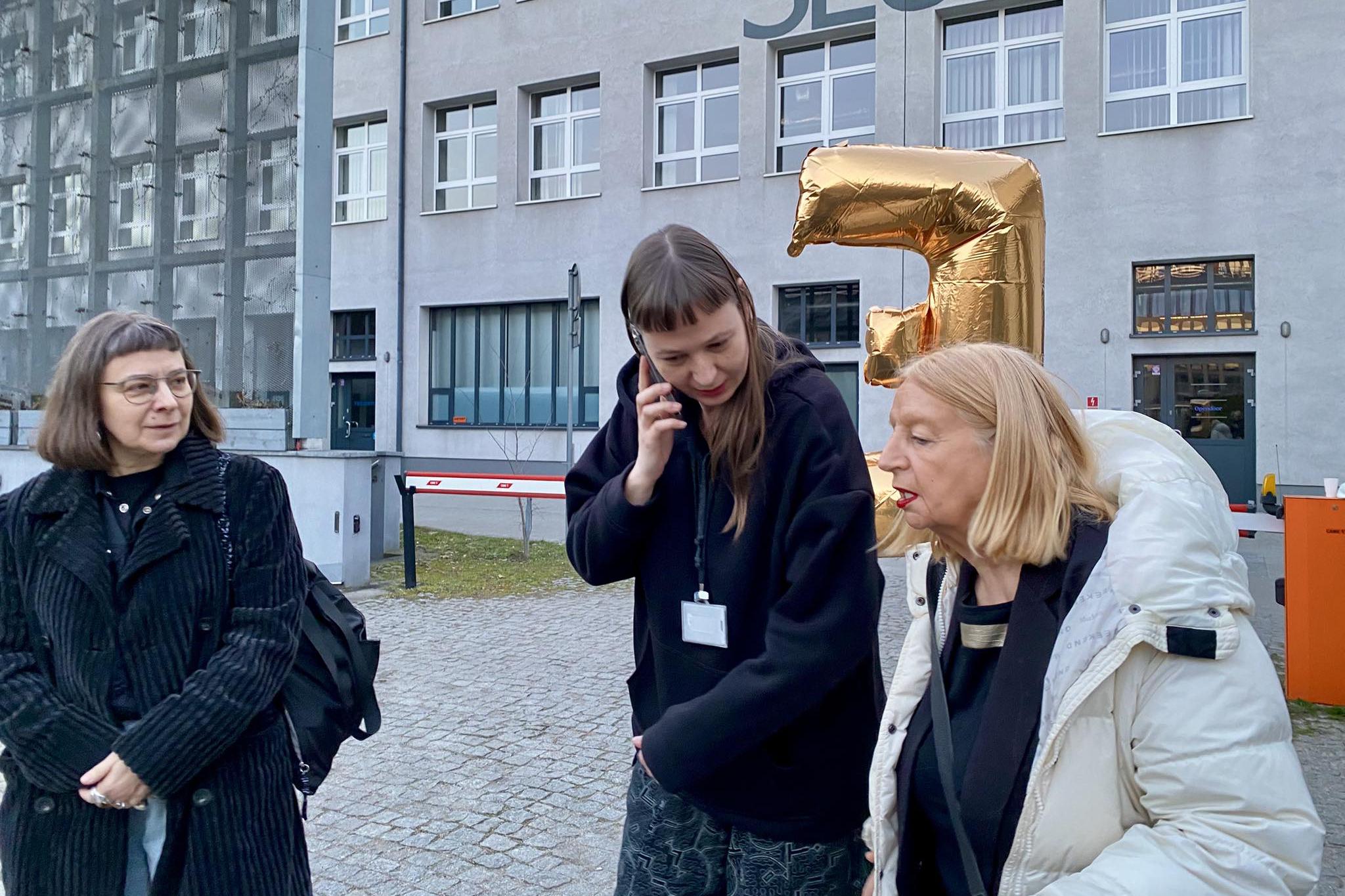 Na zdjęciu od lewej: Justyna Nowicka (Radio Kraków), Magdalena Kownacka, wicedyrektorka Muzeum i Ewa Partum