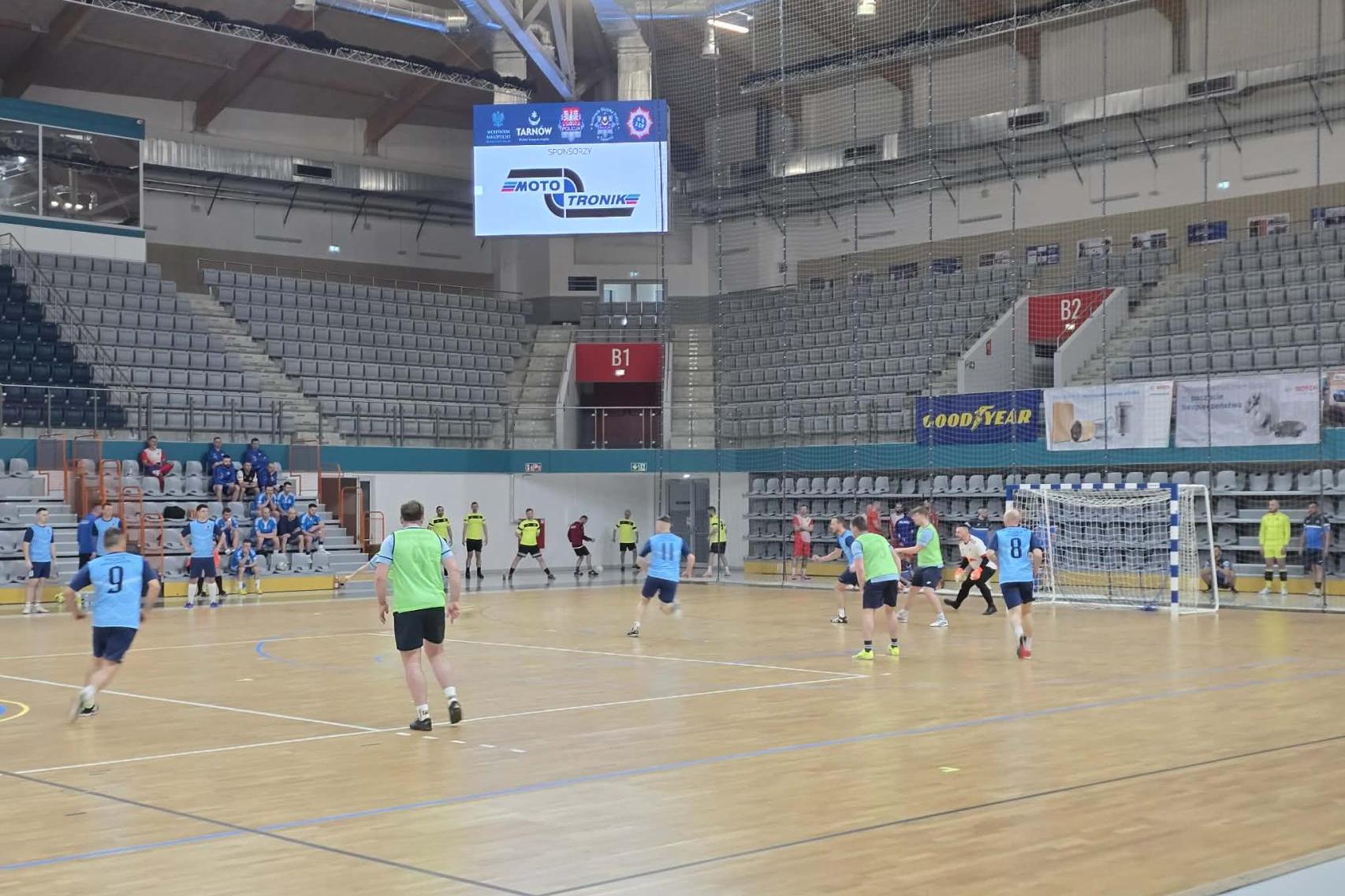 Policjanci zagrali charytatywnie w Tarnowie. Wygrali funkcjonariusze z Krakowa