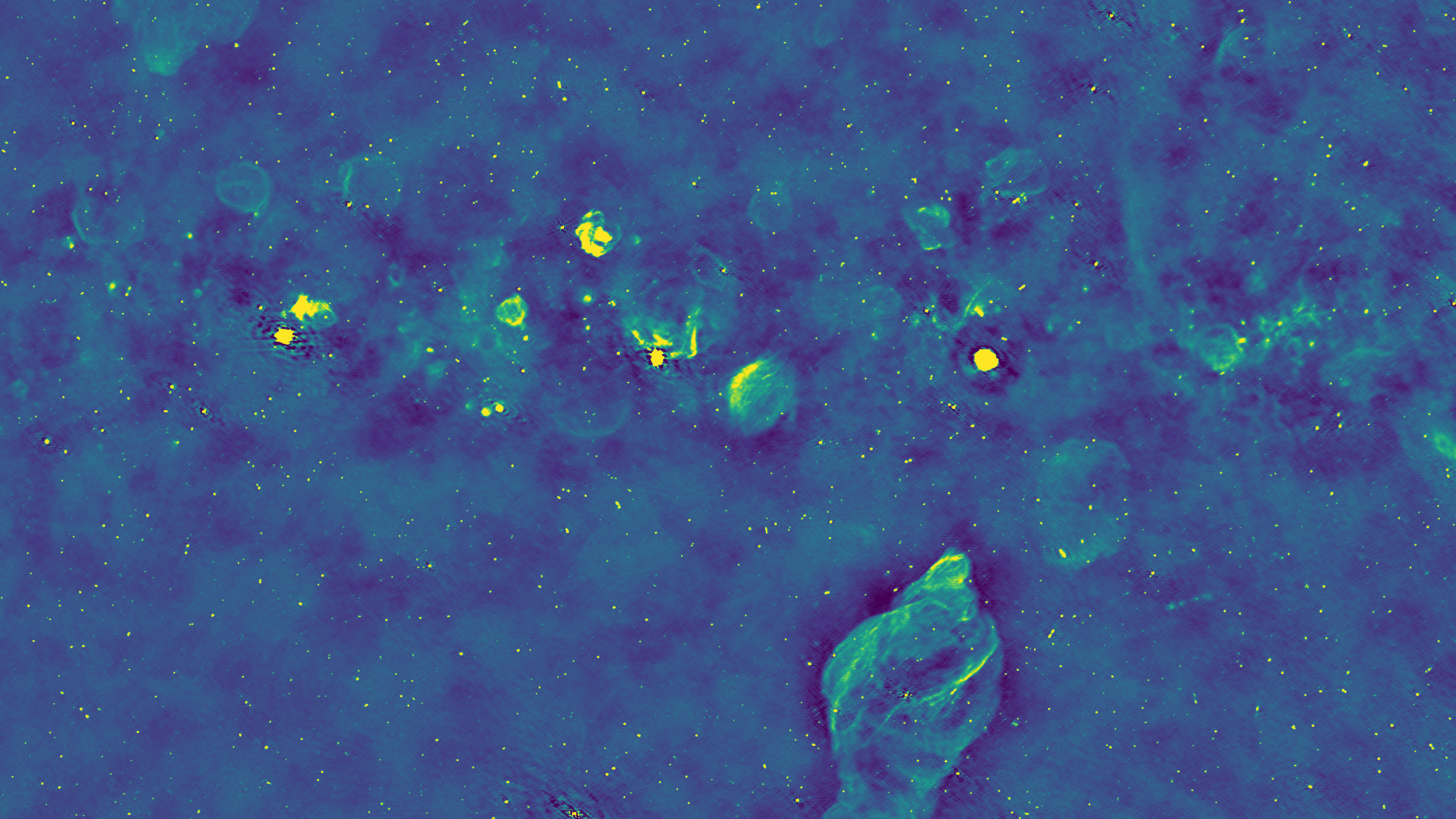 W tym przypadku LOFAR spogląda w głąb naszej Galaktyki w kierunku konstelacji Orła, gdzie eksplodowało wiele masywnych gwiazd. Źródło: LOFAR surveys collaboration.