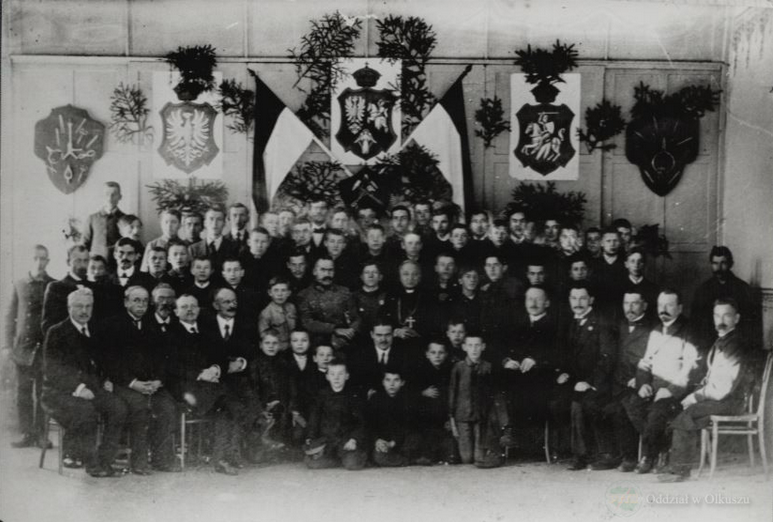  Józef Piłsudski i biskup Władysław Bandurski podczas wizyty w olkuskiej Szkole Rzemieślniczej. 20 listopada 1916 r. fot. arch. Muzeum Regionalne PTTK w Olkuszu