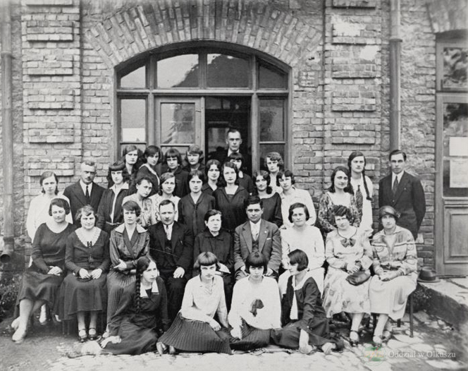  Nauczyciele i uczennice Liceum Żeńskiego w Olkuszu. Lata 1929 – 1932. fot. arch. Muzeum Regionalne PTTK w Olkuszu