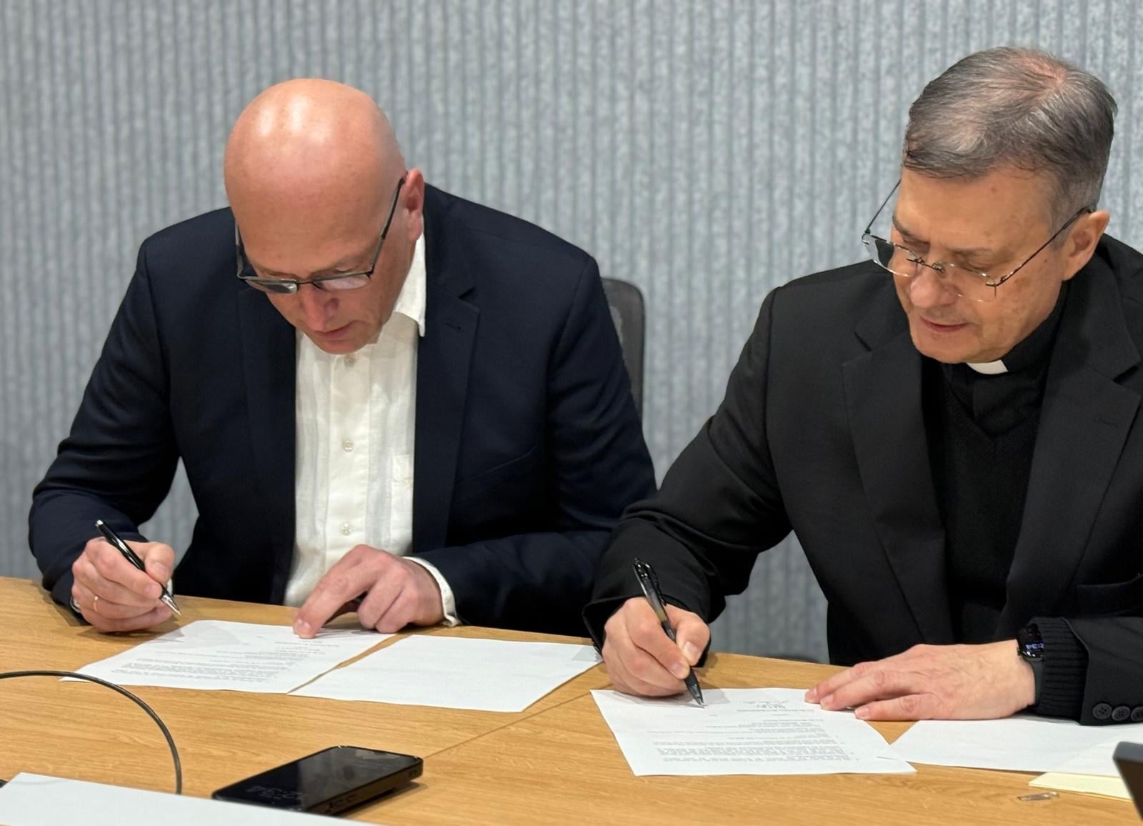 Od lewej: szef Radia Kraków Marcin Pulit i sekretarz Dykasterii ds. Komunikacji ks. Lucio Adrian Ruiz