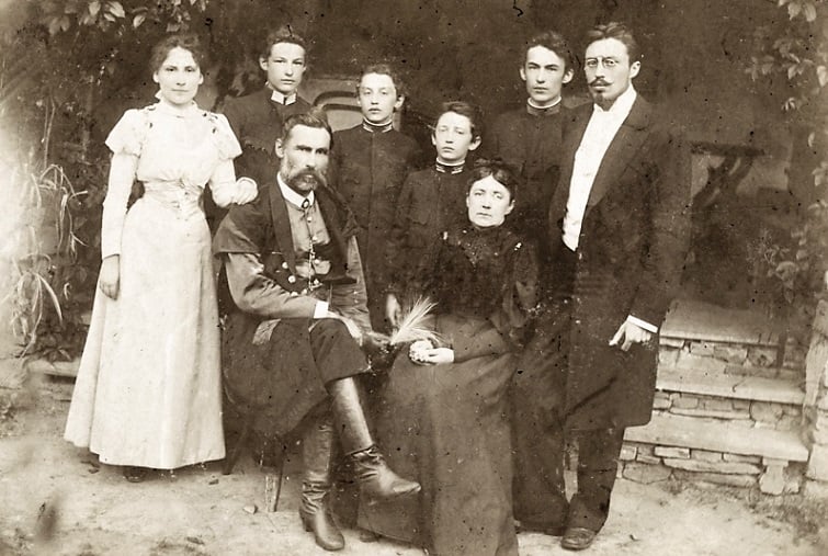 Młynne 1887. Stoją od lewej: Jadwiga, Bogdan, Sławomir, Janusz, Zygmunt, Jerzy (brakuje Witolda) Siedzą: Kazimierz i Józefa z domu Gosławska. (fot. z archiwum rodzinnego Żuławskich)