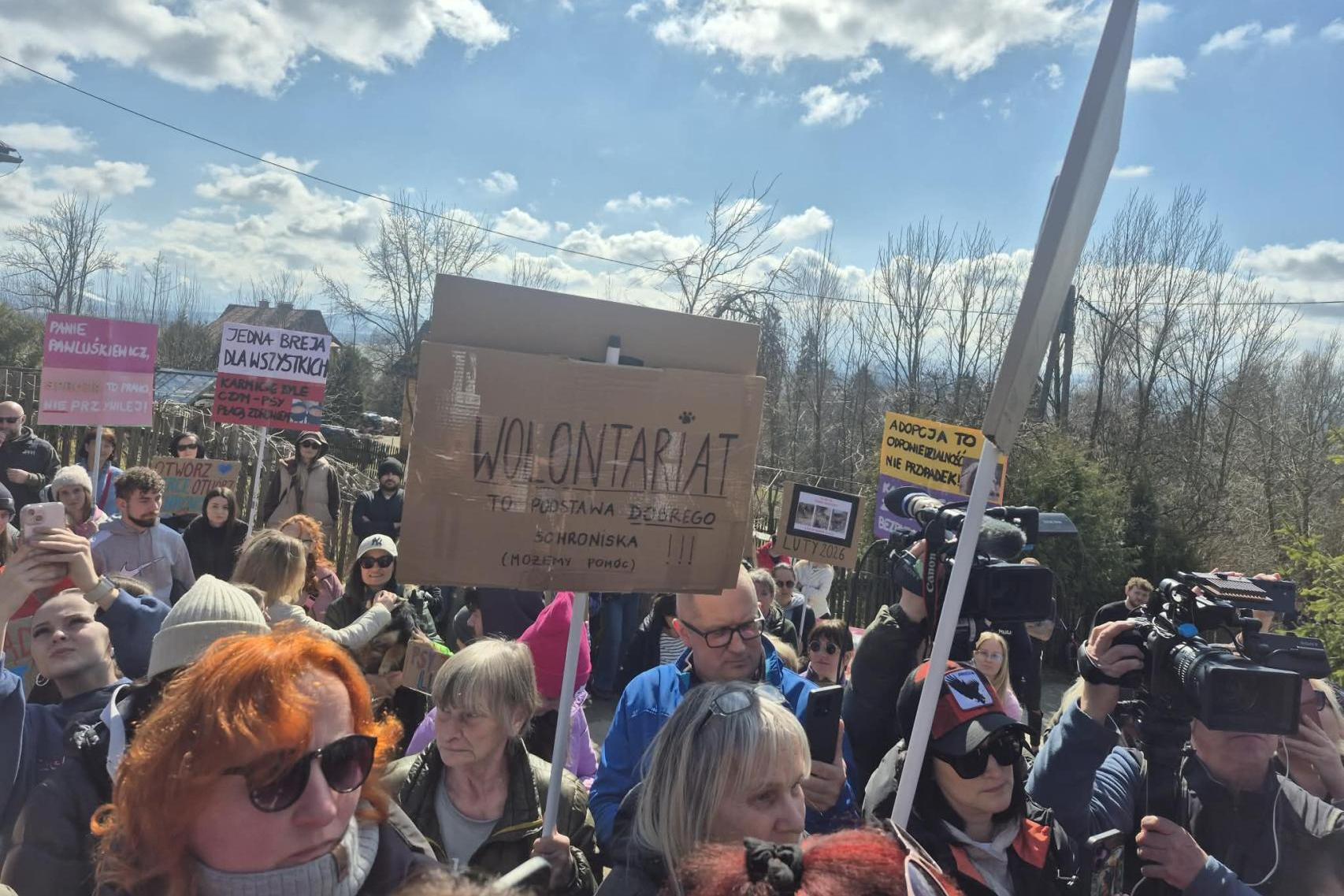 Protest przed schroniskiem w Nowym Targu. Aktywiści zarzucają nieprawidłowości