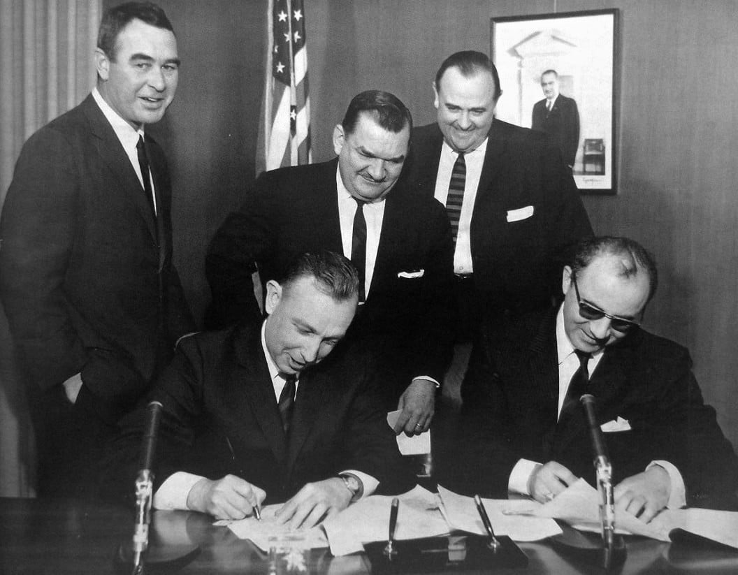 Rok 1961. Podpisanie umowy o powstaniu Instytutu Pediatrii  senator Harrison A. Wiliams Edmond Hutchinsona - US Dep. of State Richard W. Reuter – dyrektor Food for Peace Władysław Poray-Biernacki – American Resarch Hosp. In Poland Senator Clement Zablocki. Fot. ze zbiorów prof. Janusza Skalskiego