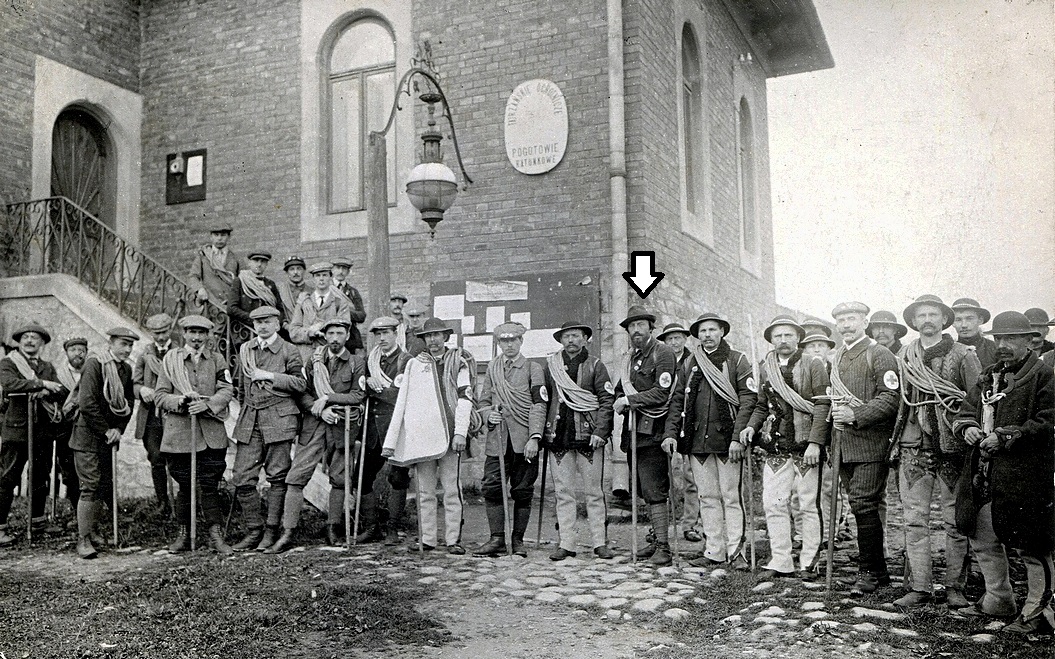 Członkowie TOPR przed Dworcem Tatrzańskim, Zakopane ok. 1910 - 1912. J. Żuławski wskazany strzałką (fot. z archiwum rodzinnego Żuławskich)