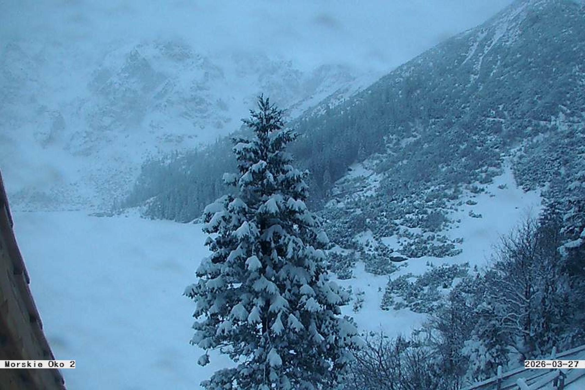 Nagły powrót zimy. W Tatrach i na Babiej Górze wzrosło zagrożenie lawinowe, na drogach biało