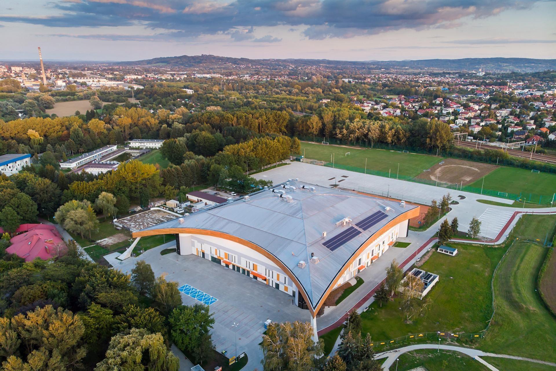 Arena Jaskółka Tarnów ma zacząć zarabiać z nowym menadżerem. Pomaga także... krakowska SCT