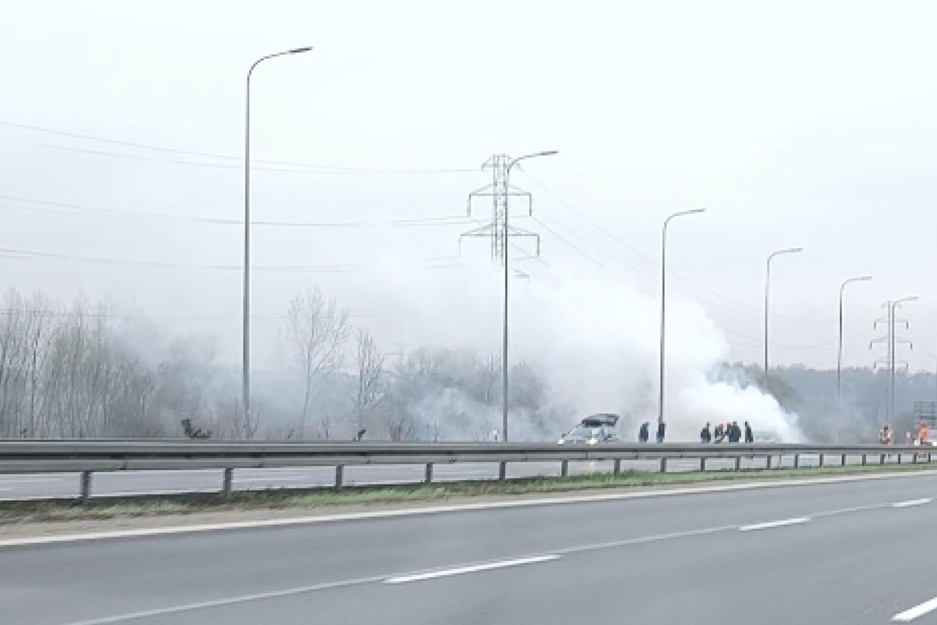 Pożar auta na trasie S7. Są utrudnienia