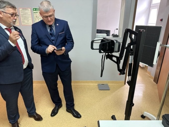 Od lewej: Krzysztof Grzesik, dyrektor Małopolskiego Szpitala Chorób Płuc i Rehabilitacji im. Edmunda Wojtyły w Jaroszowcu, oraz dr Paweł Grzesiowski, Główny Inspektor Sanitarny