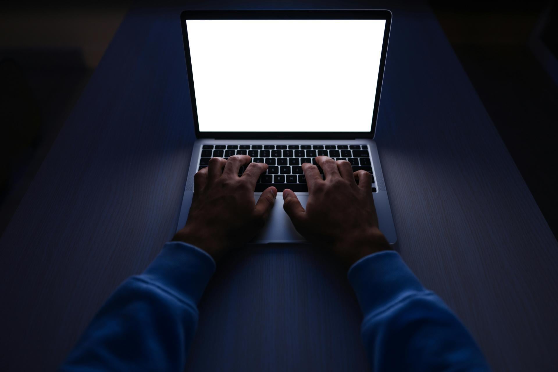 Kraków. Pięć osób z zarzutami za phishing, oszukiwały "na bank" i "na kuriera?