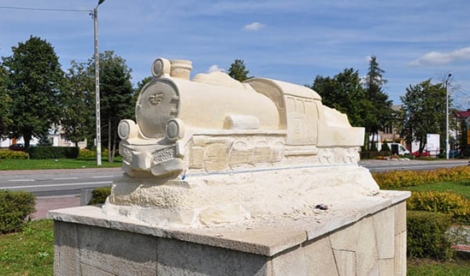 Kamienny parowóz Px48 Rzeźba jest pokłosiem pleneru artystycznego, który zorganizował Gminny Ośrodek Kultury. Jej autorem jest Józef Żak - rzeźbiarz, były kolejarz i regionalista. (fot. Zbigniew Piotr Kotarba)