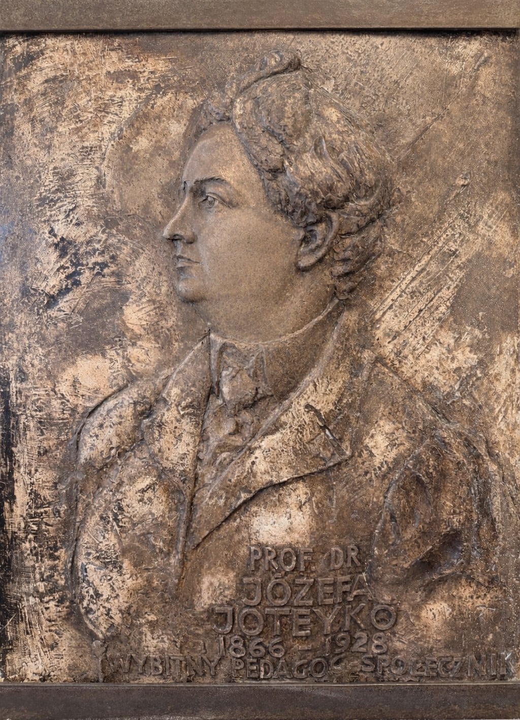 Płaskorzeźba przedstawiająca Józefę Joteyko w Zespole Szkół Specjalnych nr 6 w Krakowie ofiarowana przez ASP w Krakowie. . Fot. Marcin Kaproń