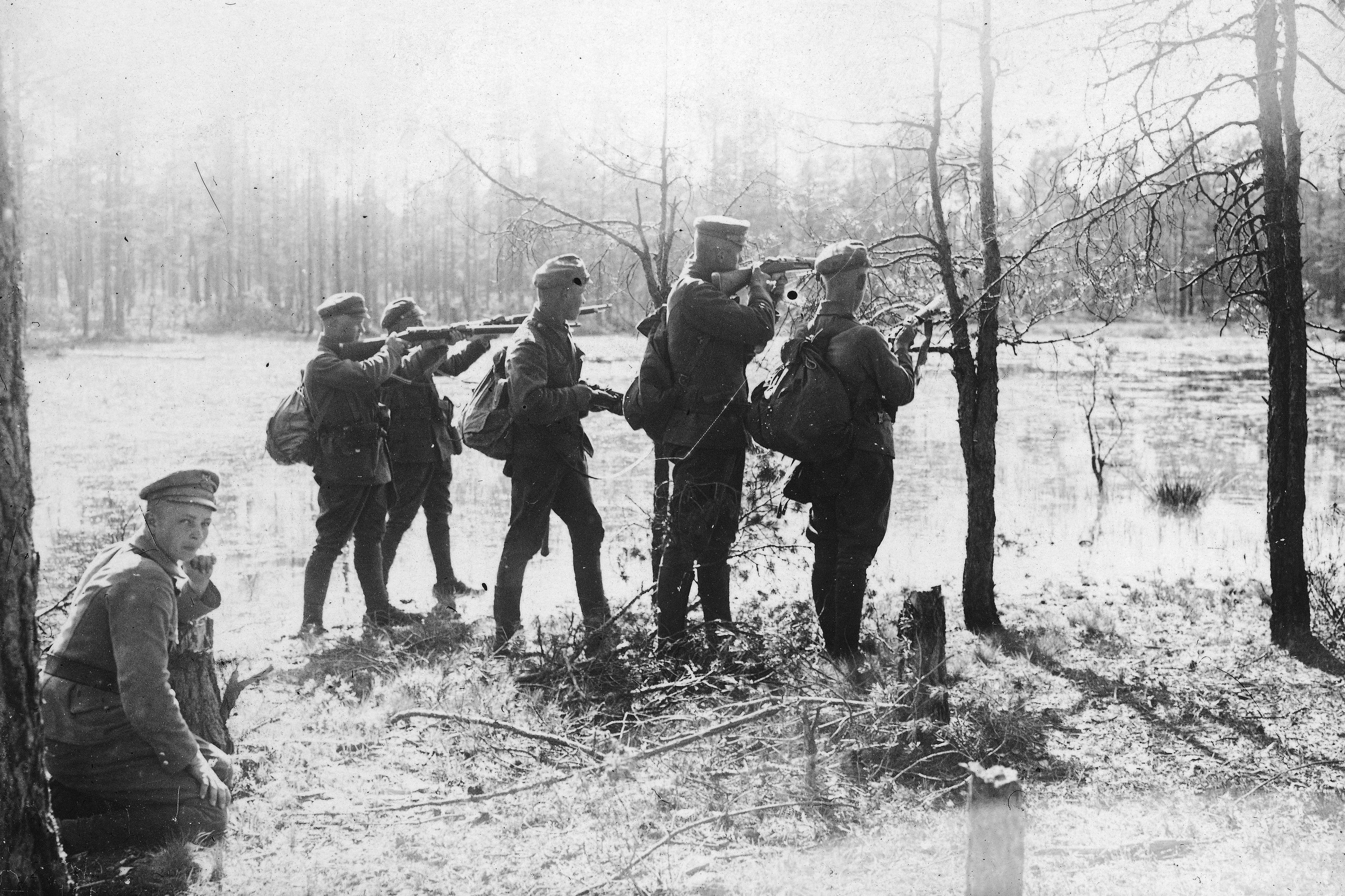 Patrol żołnierzy Legionów Polskich w lesie, nad wodą. 1916 r / NAC 