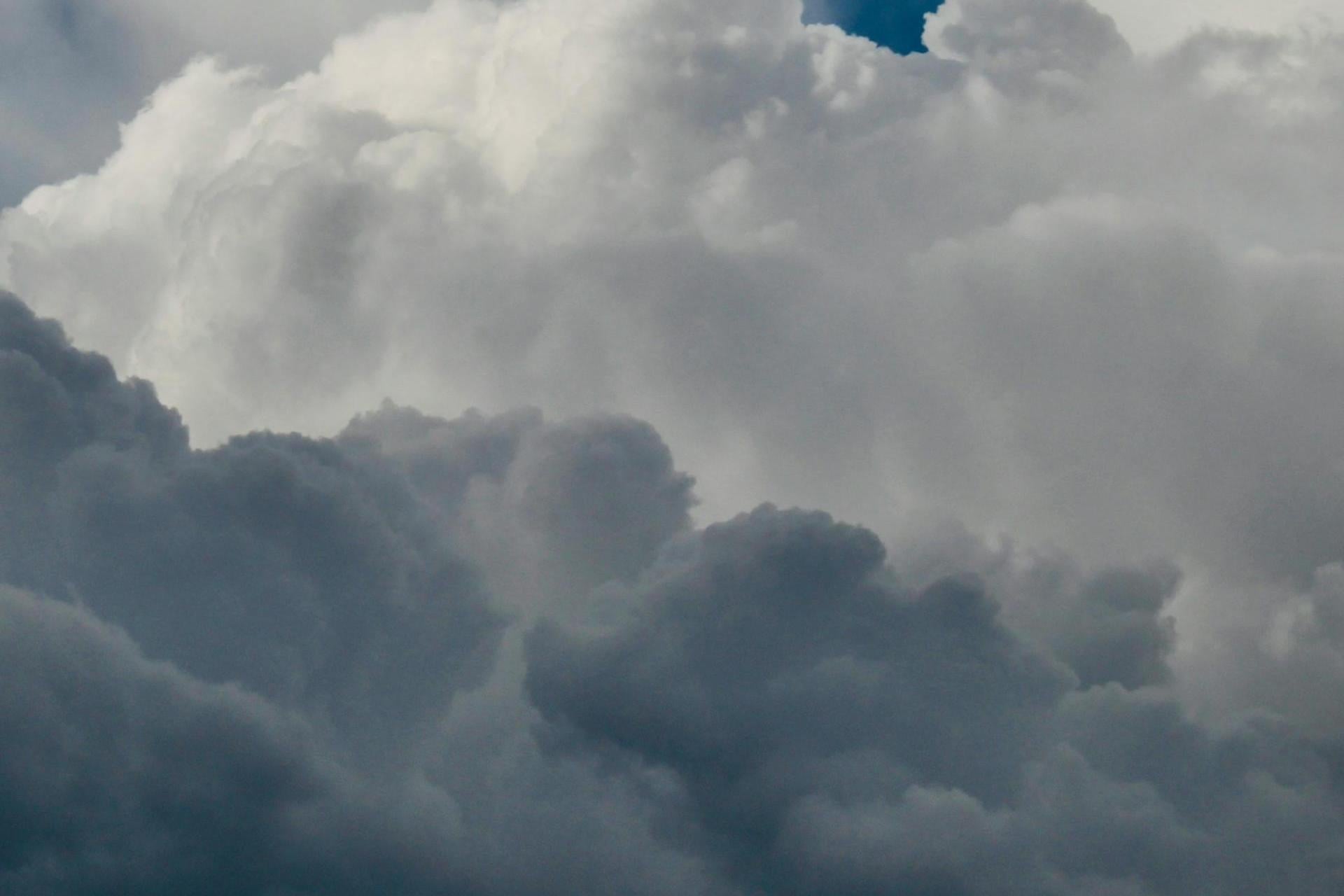 Kolejny pochmurny i raczej deszczowy dzień w Małopolsce. W górach śnieg