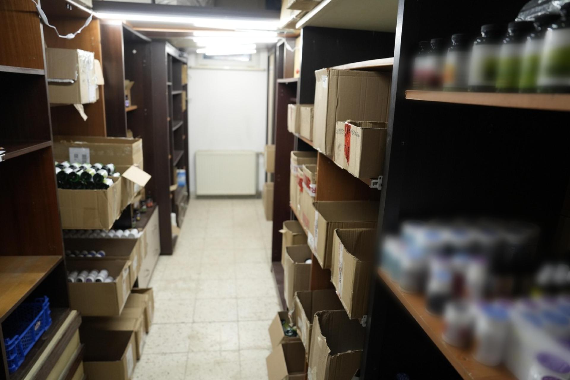 Fałszywe suplementy z domowej ?fabryki? w Krakowie. Para z zarzutami