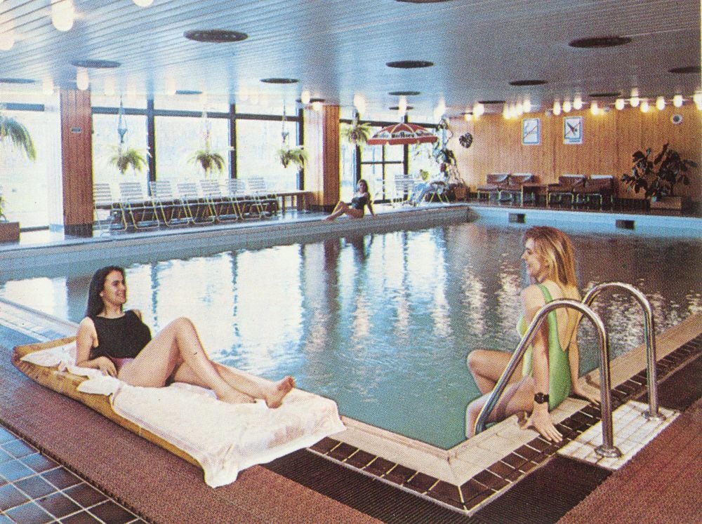 Basen w Hotelu Forum. Folder angielski. Autor zdjęcia rok nieznani. Dzięki uprzejmości Gościa programu