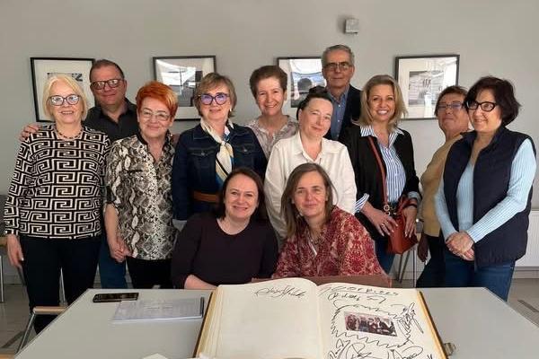 Melania Tutak z dawnymi pracownikami Hotelu Furum