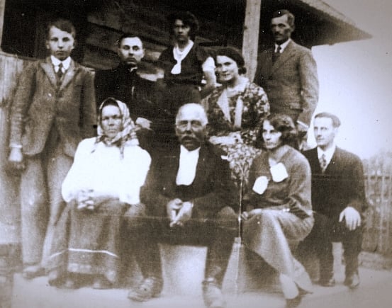 Przed domem rodzinnym Nosalów na Wolicy, lata 30. XX w. (Fot. z arch. Miejskiego Gimnazjum Nr. 1 w Dębicy)