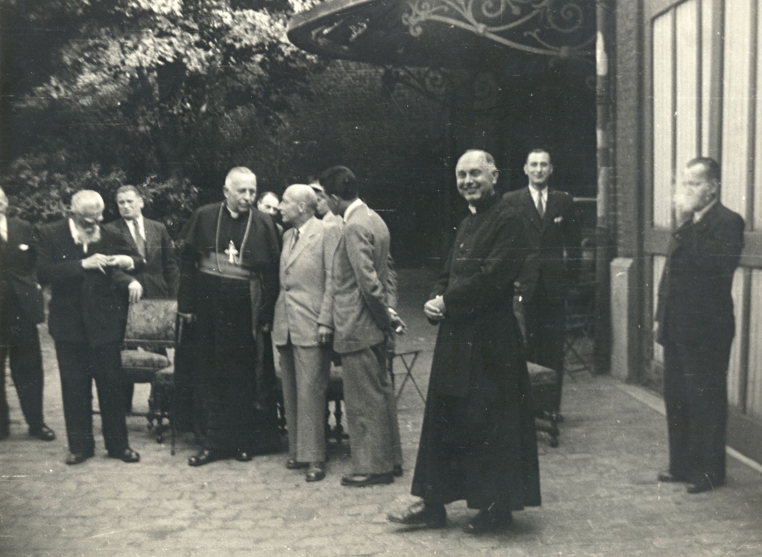 Trzeci od lewej abp Józef Gawlina, szósty ks. kan. Alojzy Nosal, Francja lata 50. XX w. (Fot. z arch. I LO  w Dębicy)