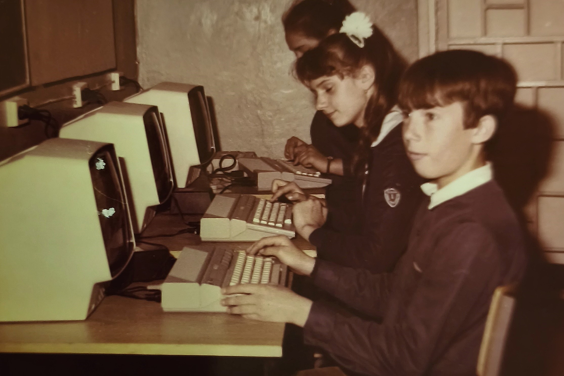 Uczniowie SP 1 w Dębicy przy komputerach Atari, 2 poł. lat 80. XX w. (fot. z archiwum Miejskiego Gimnazjum Nr 1 w Dębicy)
