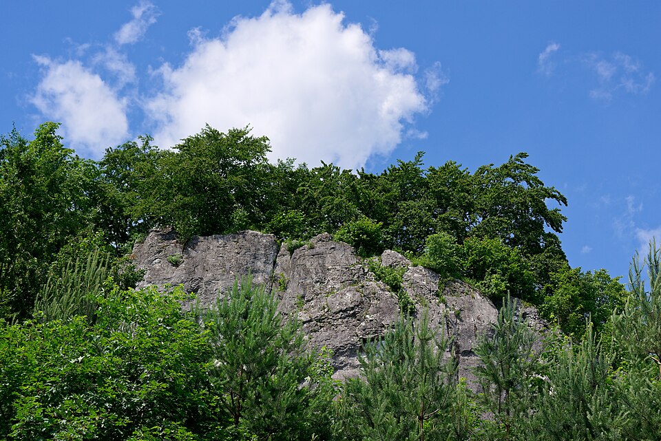 Podlesie, skała Pazurek Drugi (fot. Jakub Hałun/Wikipedia)