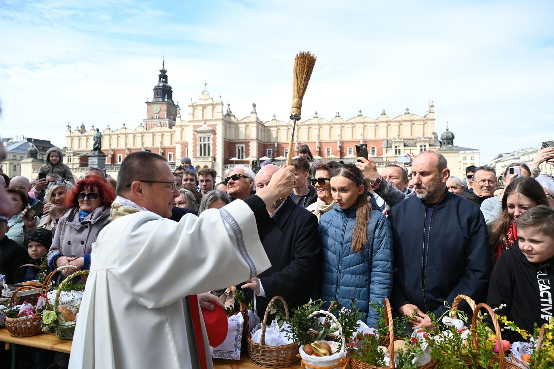 Wielkanocne święcenie pokarmów na Rynku w Krakowie. To już prawdziwa tradycja