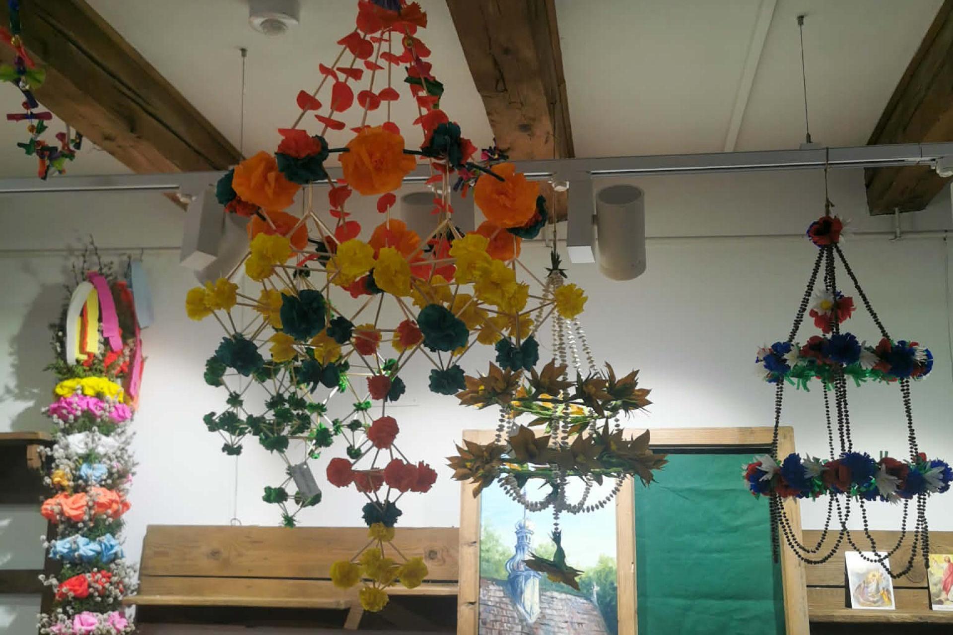 Kolorowe pająki zdobią domy na Wielkanoc. Wraca urocza i ekologiczna tradycja