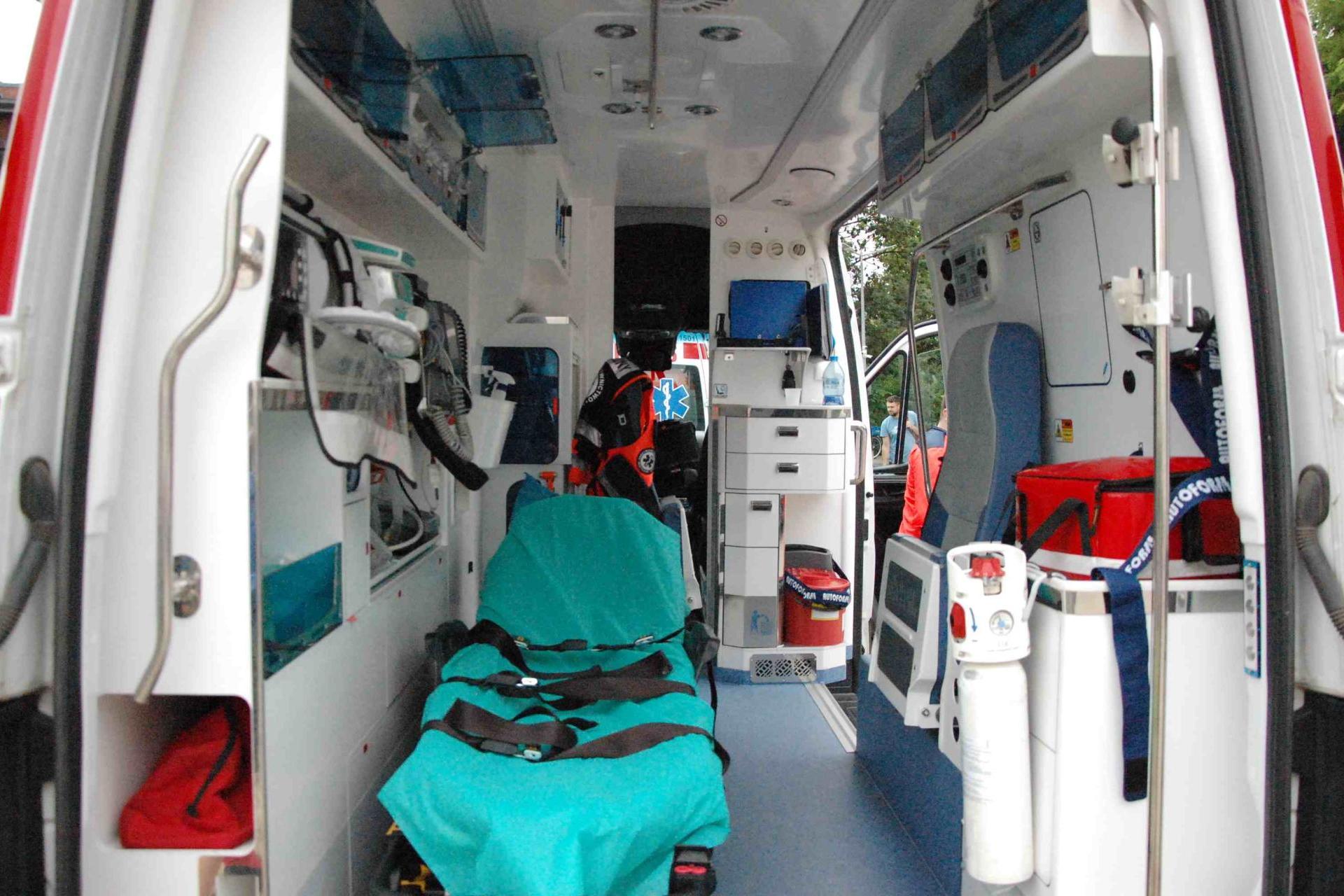 Kraków. Samochód uderzył w stoisko ze zniczami, ranny jest młody mężczyzna