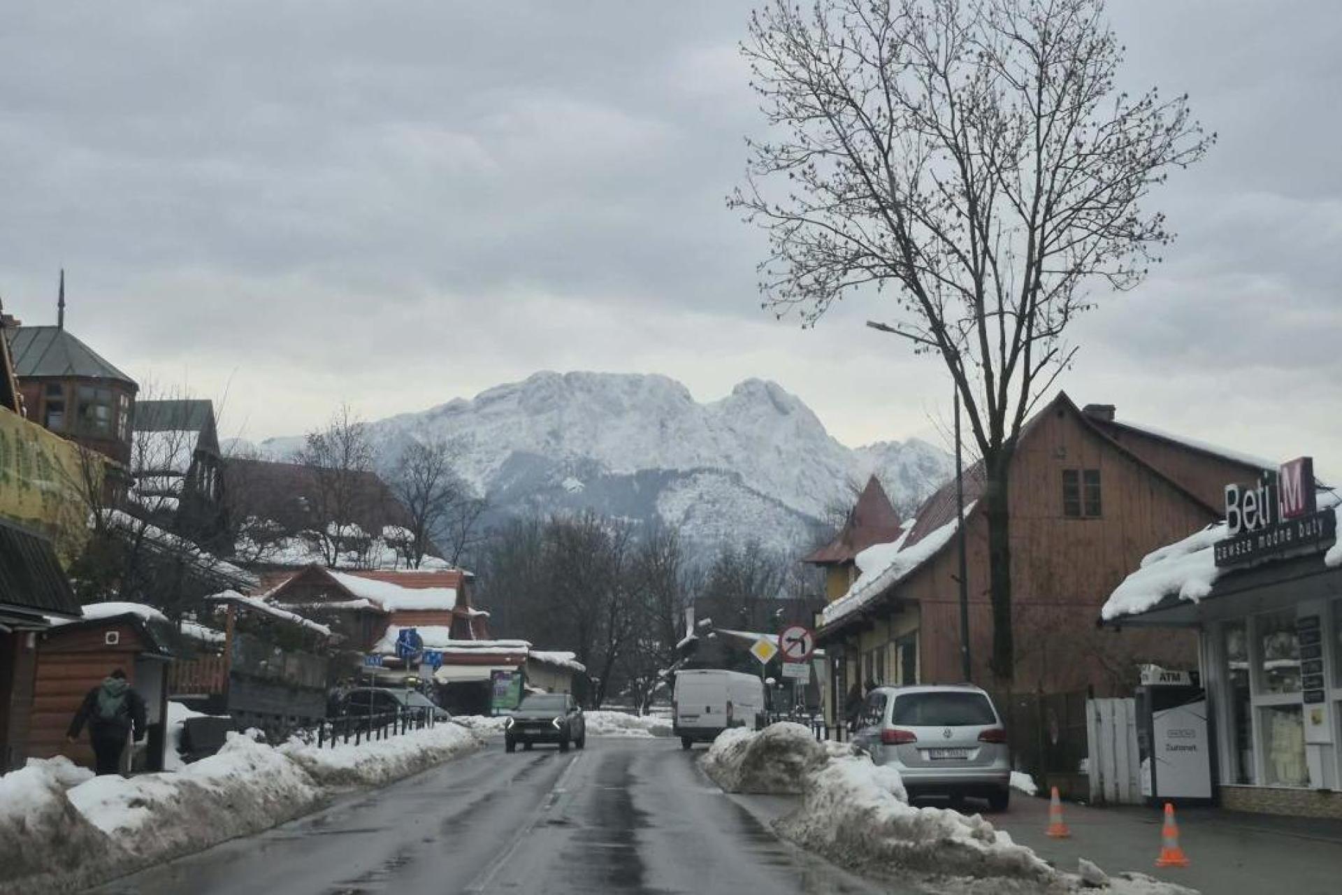 Droga do Morskiego Oka otwarta. Sytuacja lawinowa wciąż poważna