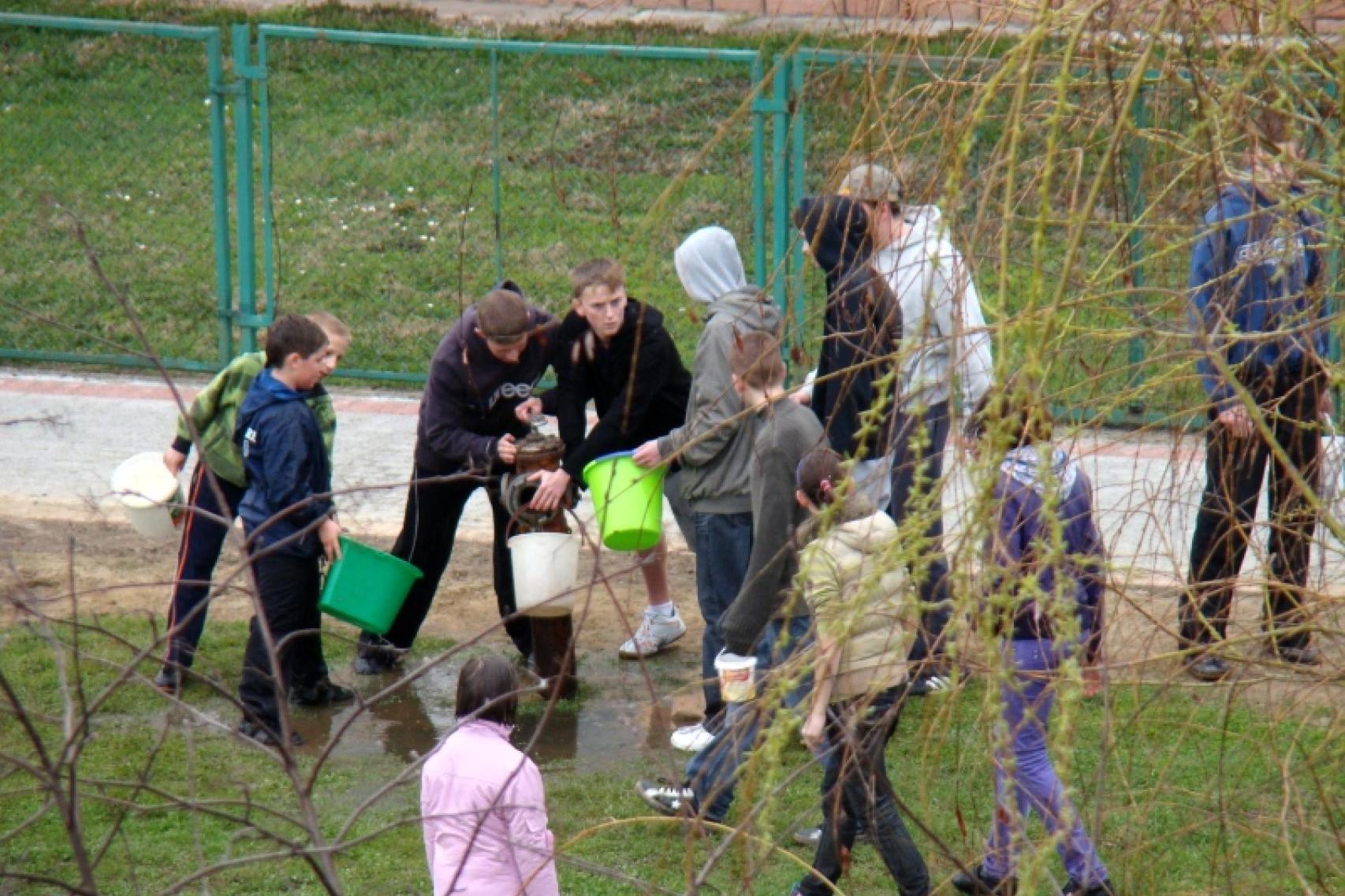 Zamiast śmiechu - mandat. Policja ostrzega przed dyngusem bez umiaru