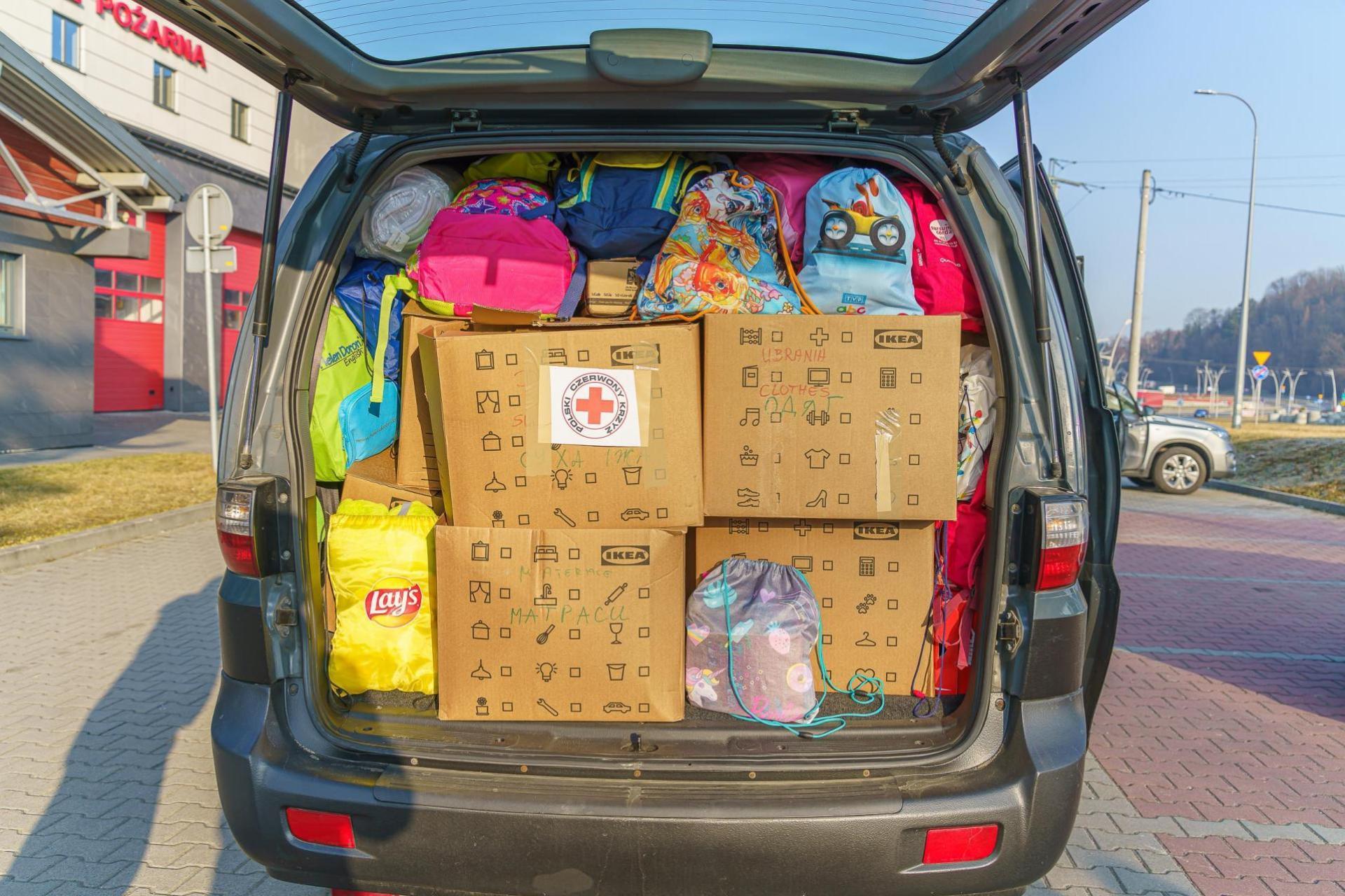 Niosą nie tylko paczki, ale i pamięć. Polacy pomagają Polakom na Ukrainie