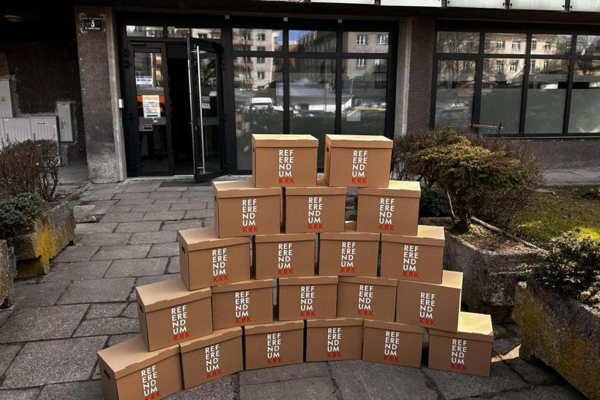 Co trzeci podpis pod referendum wadliwy. KBW ujawnia szczegóły