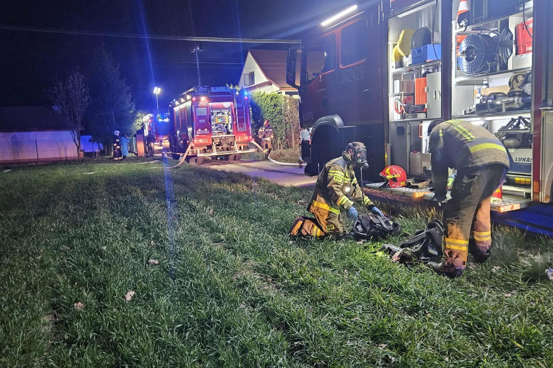 Pożar domu w Woli Rzędzińskiej, jedna osoba trafiła do szpitala