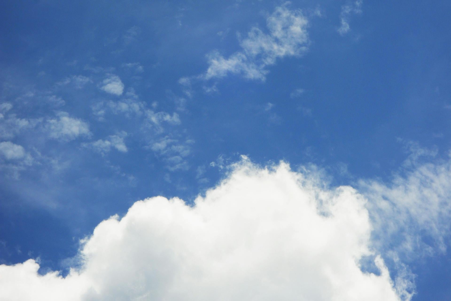 Ciepły poniedziałek w Małopolsce, wiatr jednak da się we znaki