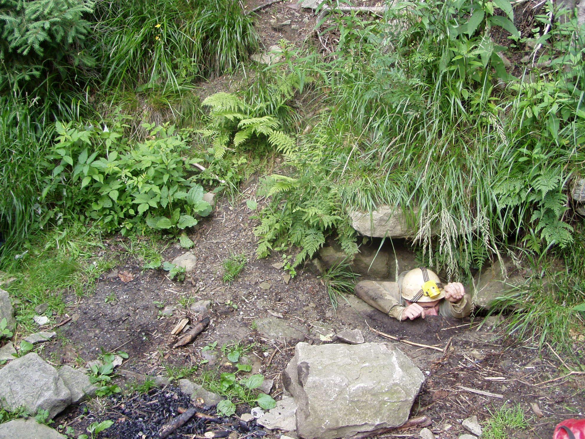 Ciasny otwór Jaskini Salmopolskiej - (fot. Jan Urban)