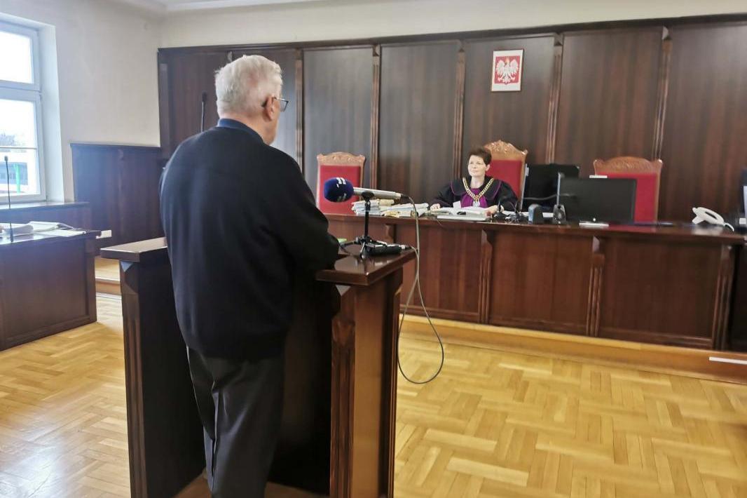 82 pokrzywdzonych i przedawnione czyny. Były ksiądz zeznaje w sądzie w procesie biskupa Jeża
