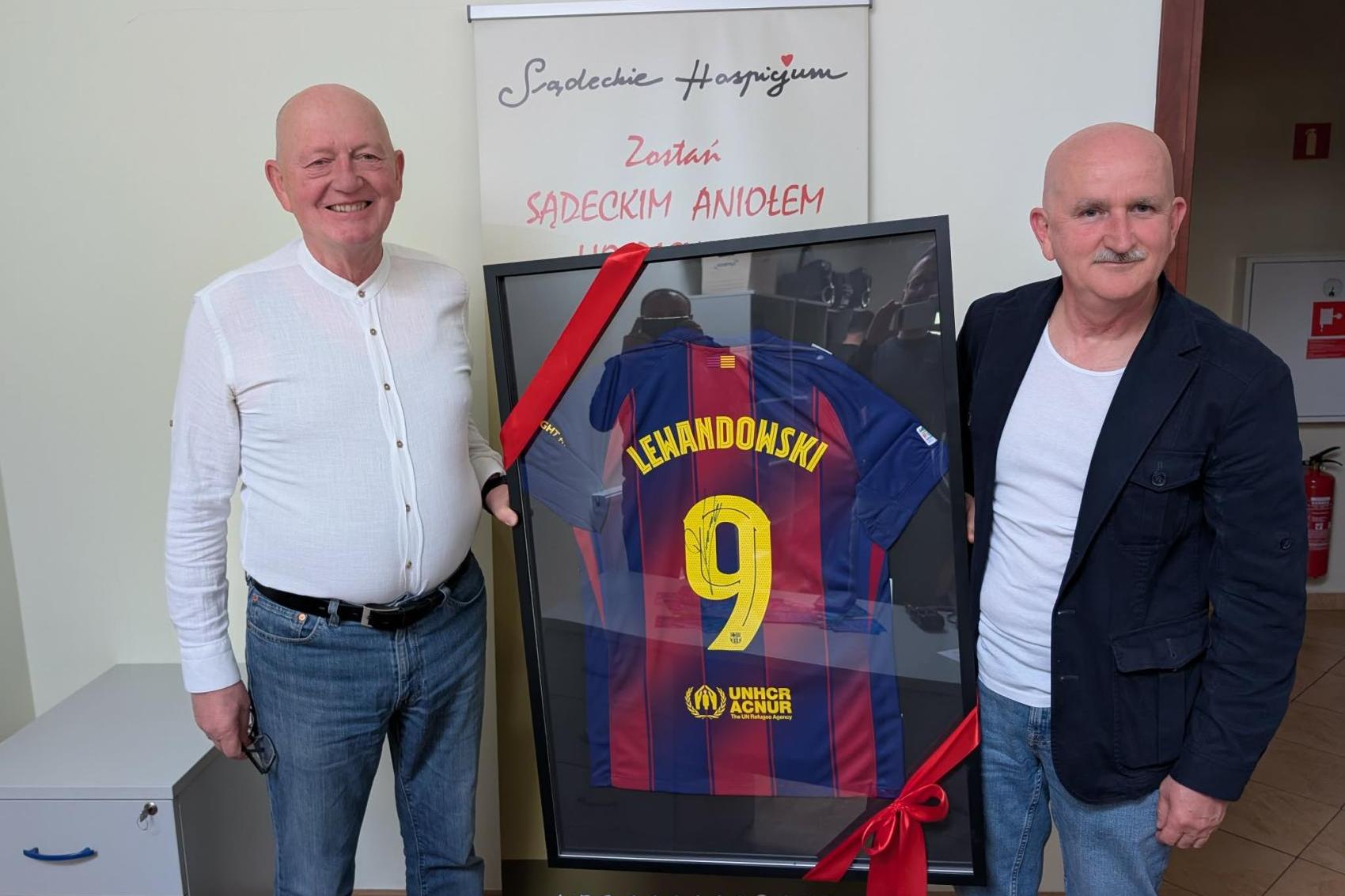 Koszulka Lewandowskiego z autografem do wylicytowania. Pomóż sądeckiemu hospicjum