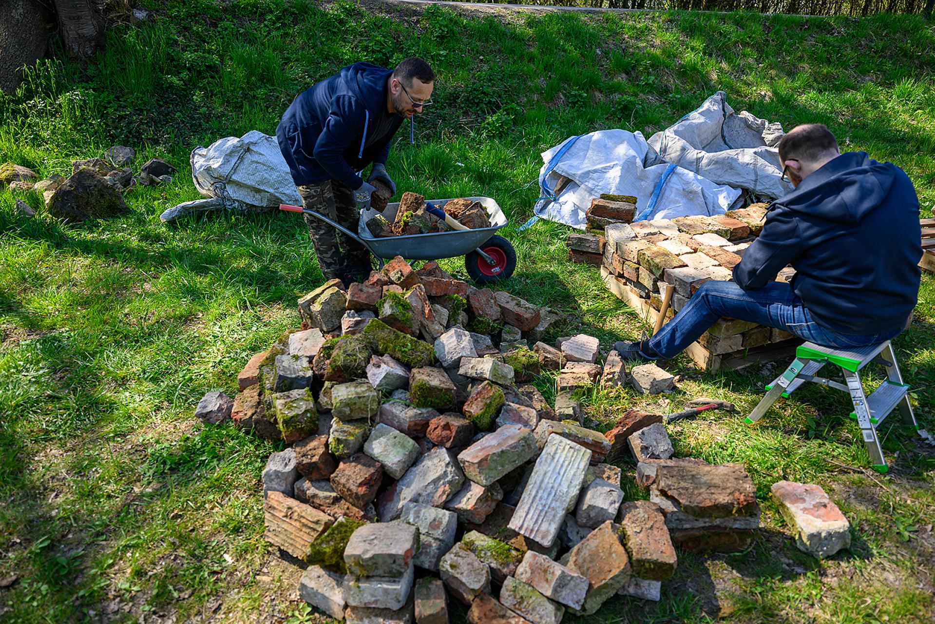 Wielkie porządki na tarnowskiej ?Marcince?. Wolontariusze zbierają cegły z ruin zamku