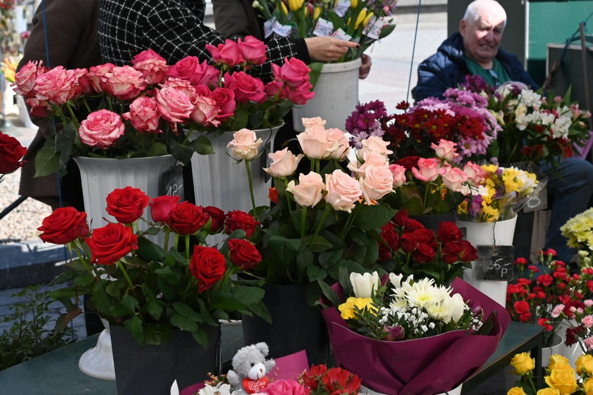 Kwiaciarki na Rynku Głównym po staremu. Miasto wstrzymuje przetarg do 2027 roku