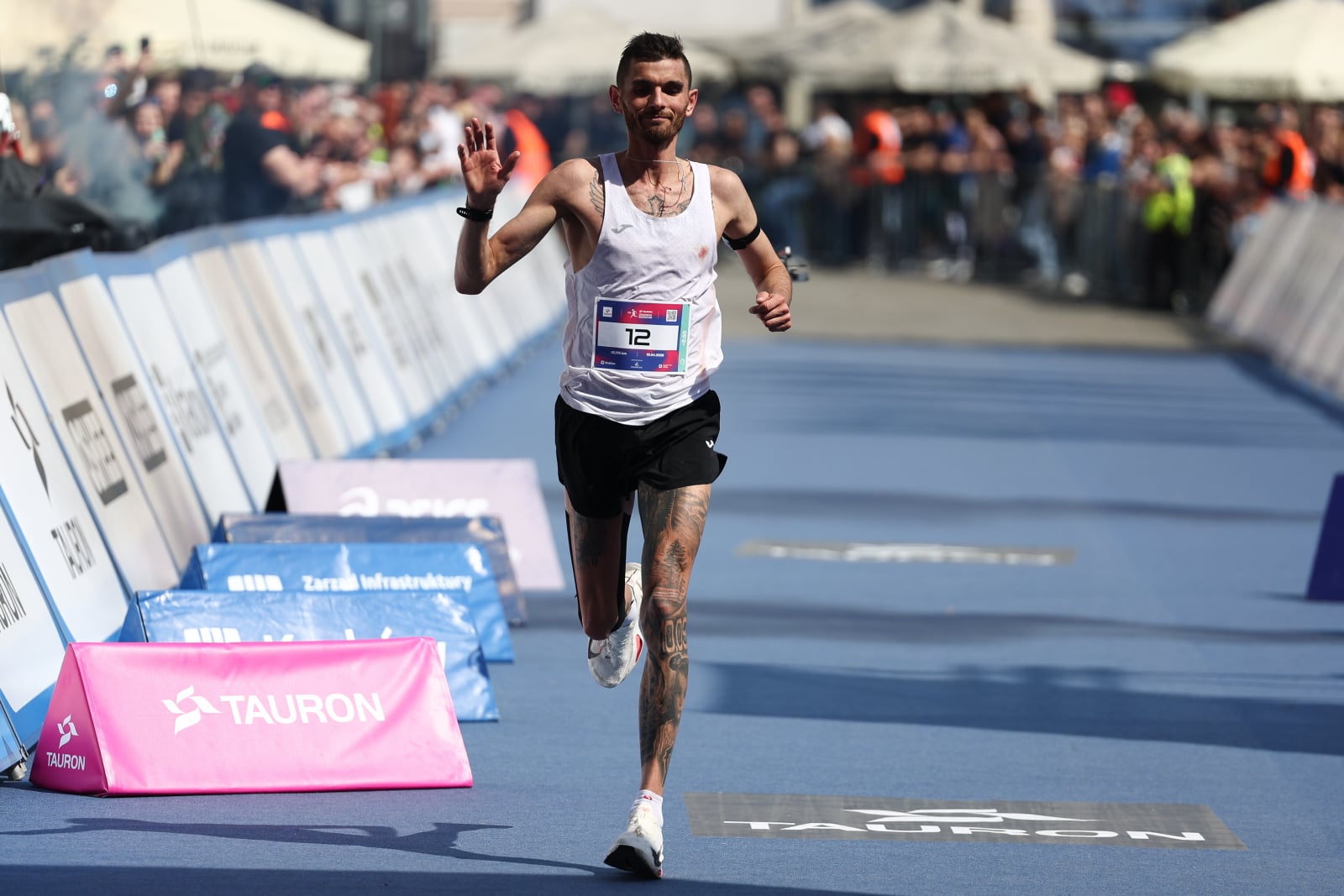 Kraków, 19.04.2026. Pierwszy z Polaków Andrzej Rogiewicz na mecie TAURON 23. Cracovia Maratonu w stolicy Małopolski, fot. PAP/Art Service