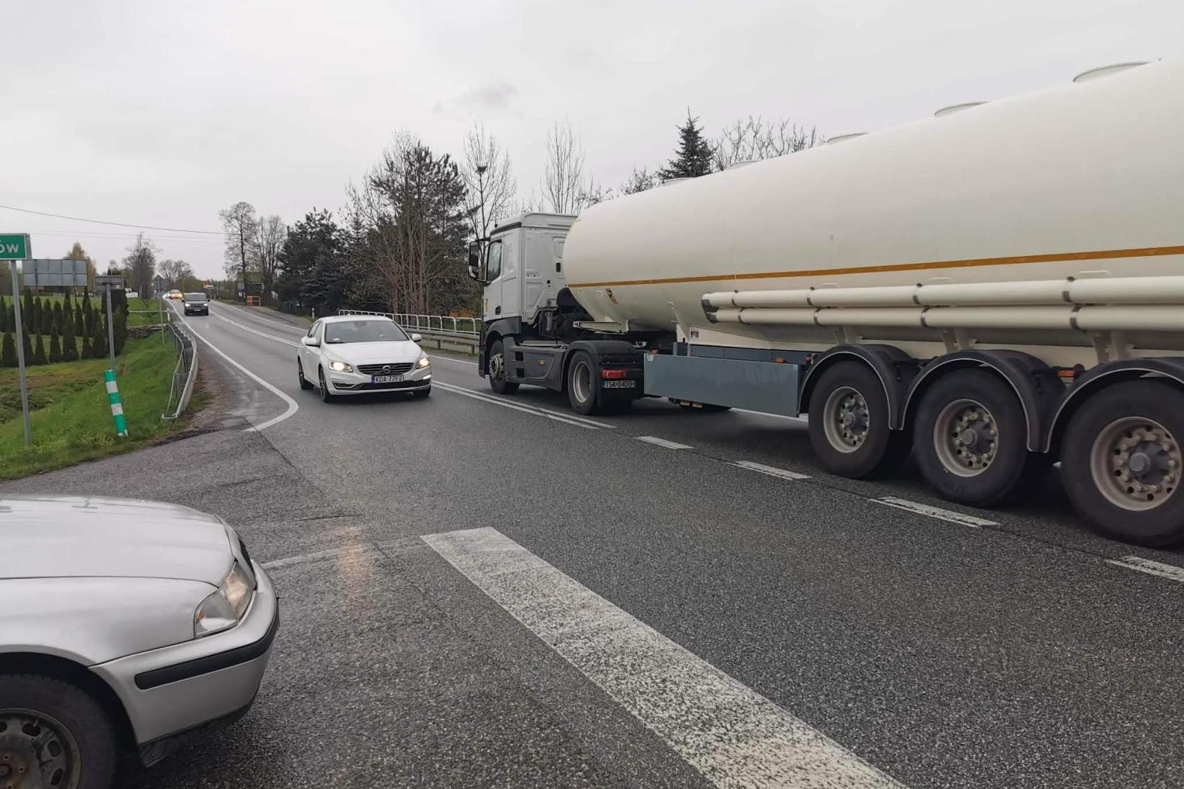 Będzie bezpieczniej przy krajowej 73 pod Tarnowem. Powstanie ponad 5 km chodników i ścieżek