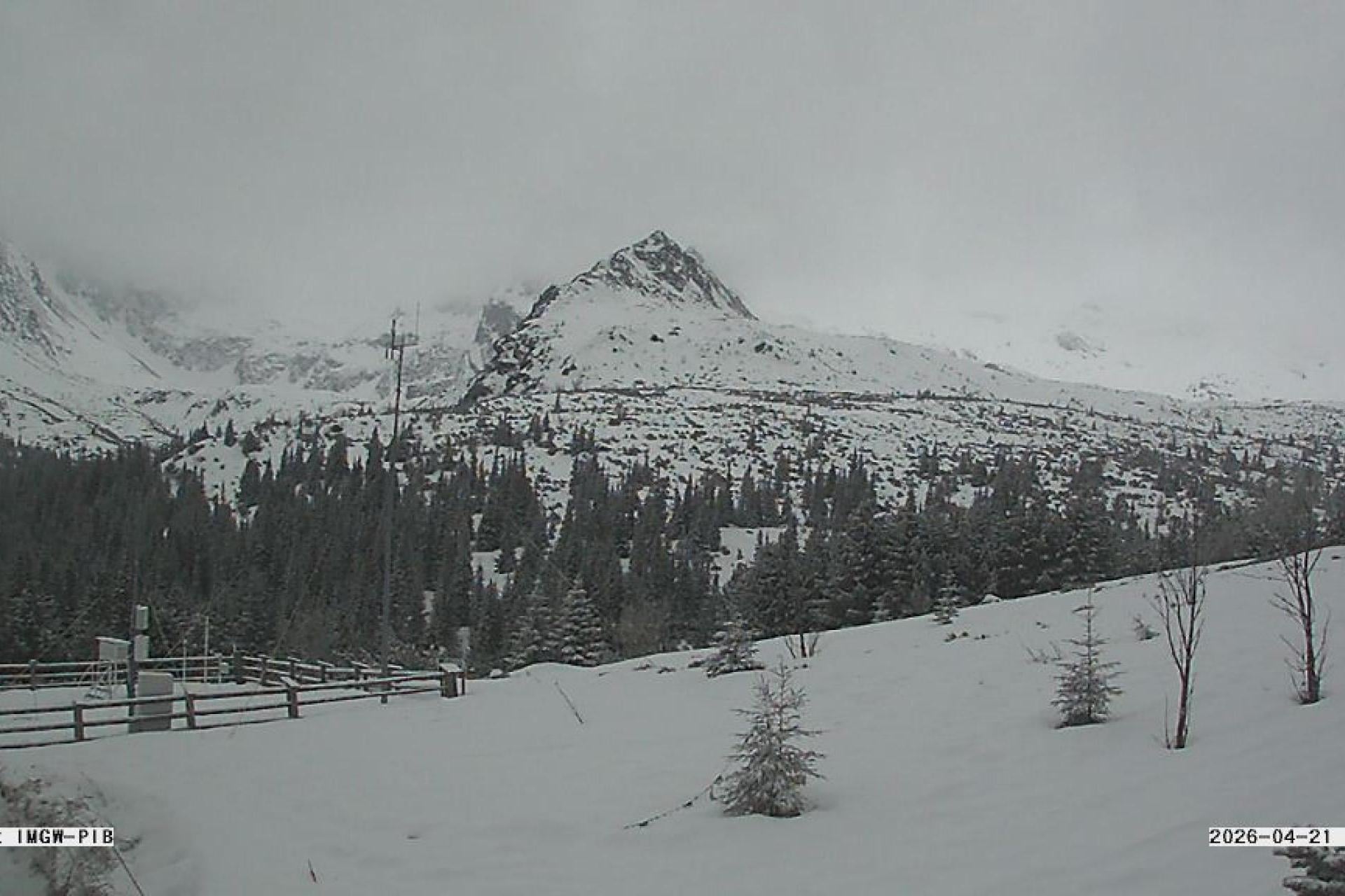 Zima w Tatrach nie odpuszcza. Świeży śnieg i mróz w górach