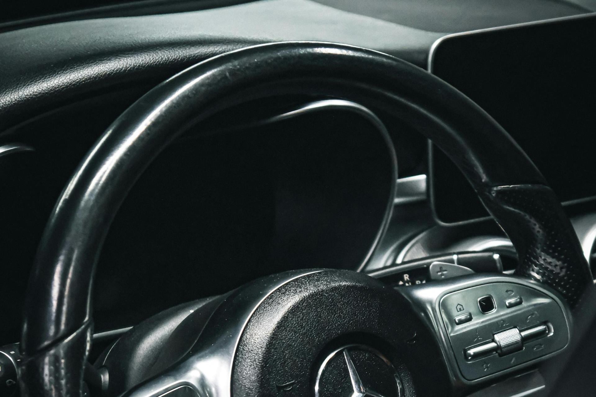 Luksusowe auta omijały sankcje. 20 mln zł kary dla firmy z Małopolski