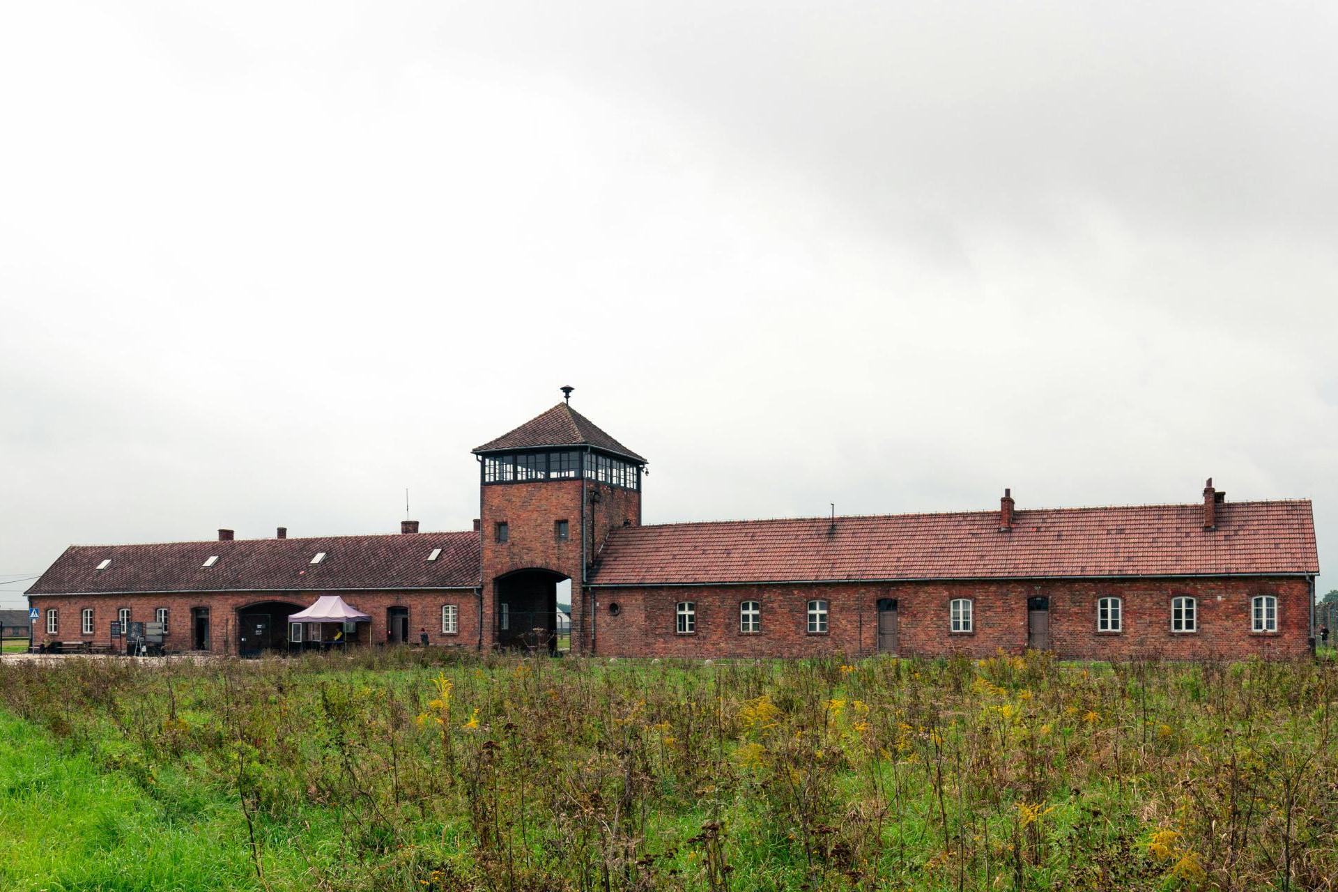 Nie kupili biletów w internecie, postanowili wejść nielegalnie. Incydent w Muzeum Auschwitz-Birkenau