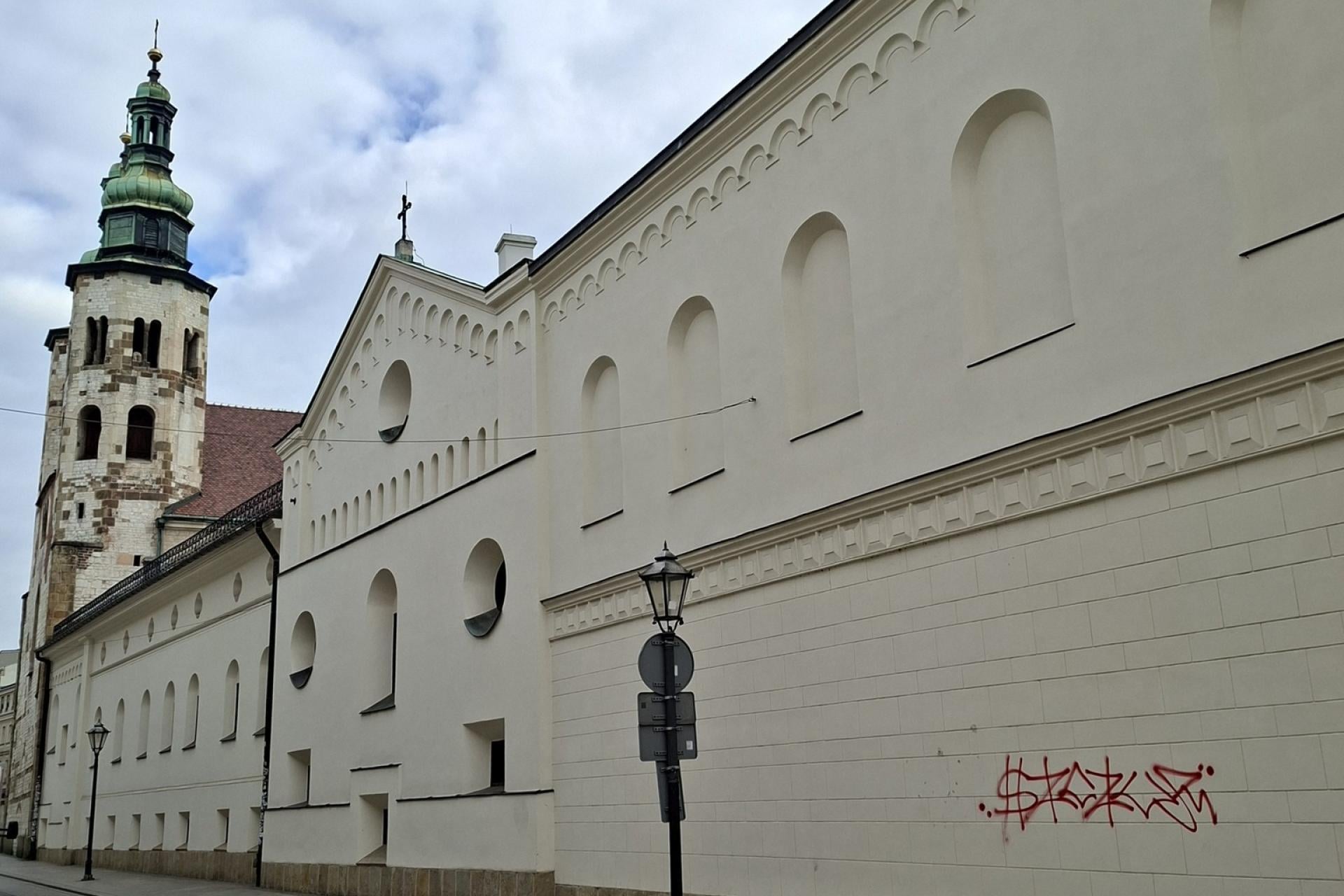 Pseudografficiarze zniszczyli odnowione elewacje w centrum Krakowa. "A my zostaliśmy z problemem"