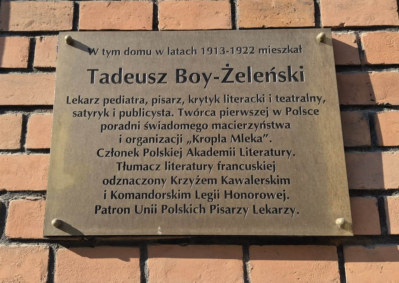 Tablica upamiętniająca Tadeusza Boya-Zeleńskiego na fasadzie kamienicy przy ul. Krupniczej 11 A ufundowana przez prof. Waldemara Hładkiego. Fot. Marzena Florkowska