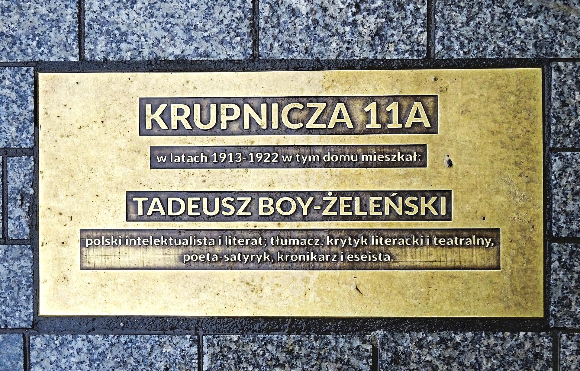 Tablica na chodniku ufundowana przez prof. Waldemara Hładkiego. Fot. Mach 240390, Wikipedia